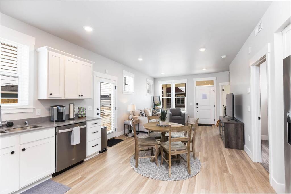 Charming 3-Bedroom In Vibrant New Neighborhood ビリングズ エクステリア 写真